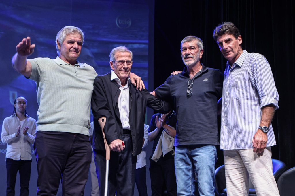 Los exfutbolistas uruguayos Celso Otero (i) José Herrera (2-d) y Mario Rebollo (d) participan en un homenaje al exentrenador de fútbol Óscar Washington Tabárez (2-i), en Montevideo. EFE/Gastón Britos
