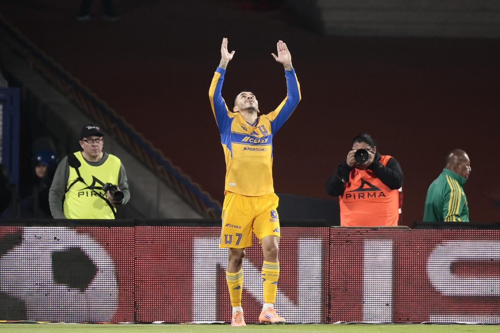 Ángel Correa de Tigres celebra un gol en el partido de ida de las semifinales de la Liga MX entre Cruz Azul y Tigres en el Estadio Olímpico Universitario en Ciudad de México (México). Imagen de archivo. EFE/ José Méndez