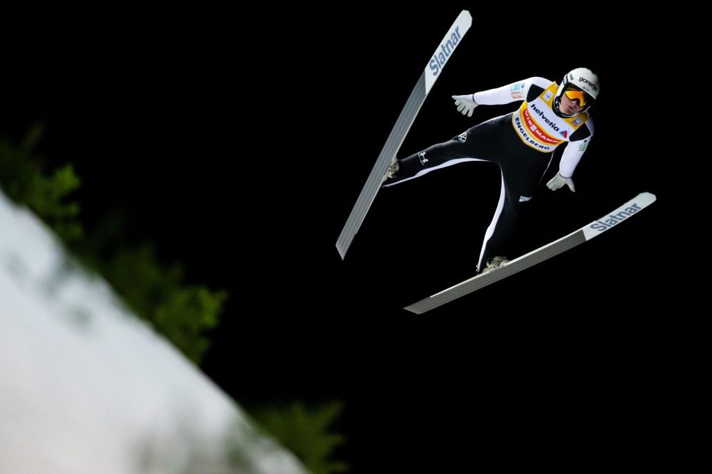 El esloveno Domen Prevc, gran favorito en la LXXIV edición del Cuatro Trampolines, durante la penúltima prueba de la Copa del Mundo previa al prestigioso torneo, que ganó el pasado fin de semana en Engelberg (Suiza). EFE/EPA/URS FLUEELER
EFE/EPA/PHILIPP SCHMIDLI