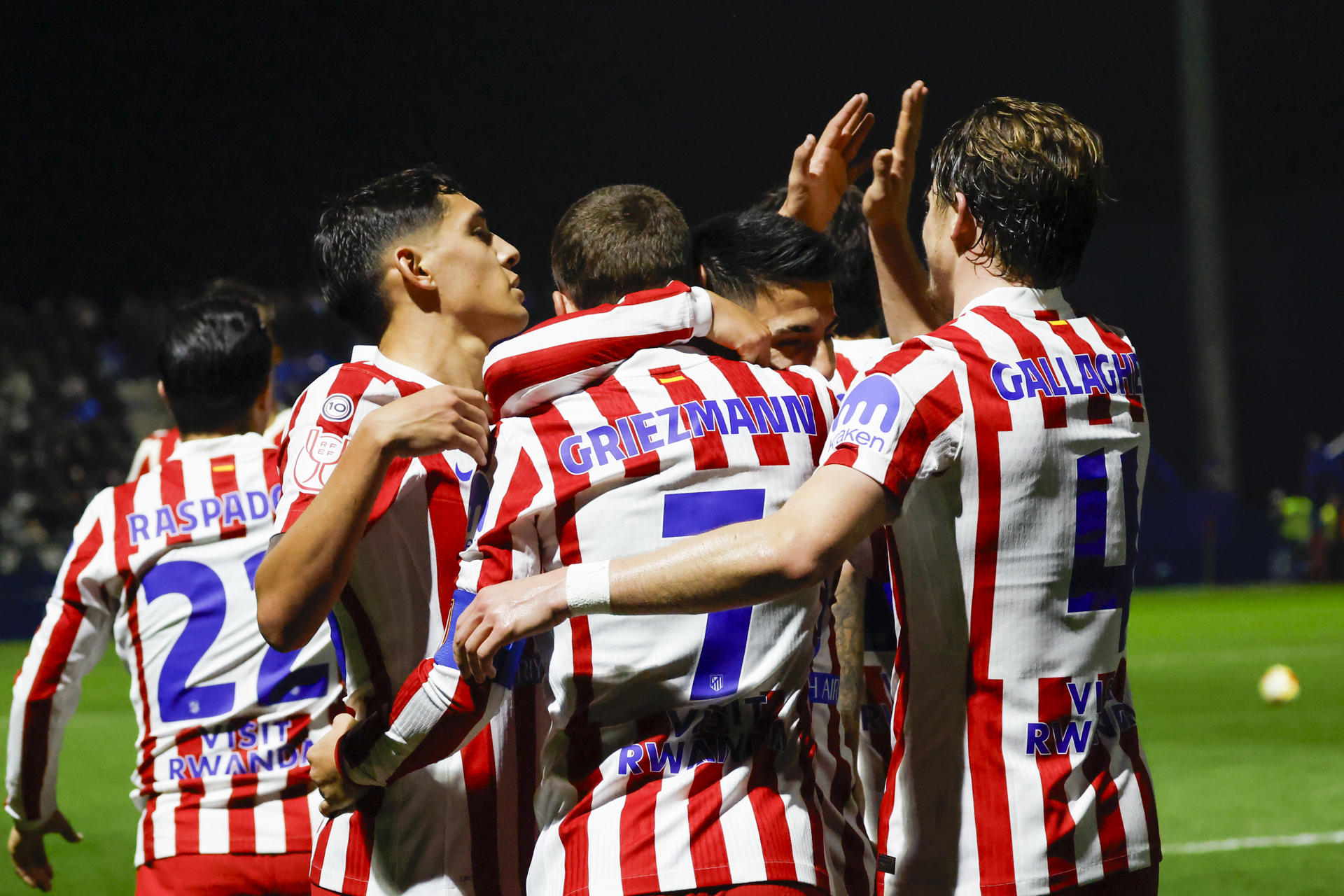 El delantero del Atlético de Madrid Antoine Griezmann (c) celebra con sus compañeros el primer gol ante el Atlético Baleares, durante del encuentro correspondiente a los dieciseisavos de final de la Copa del Rey que disputaron en el estadio Balear. EFE/Cati Cladera