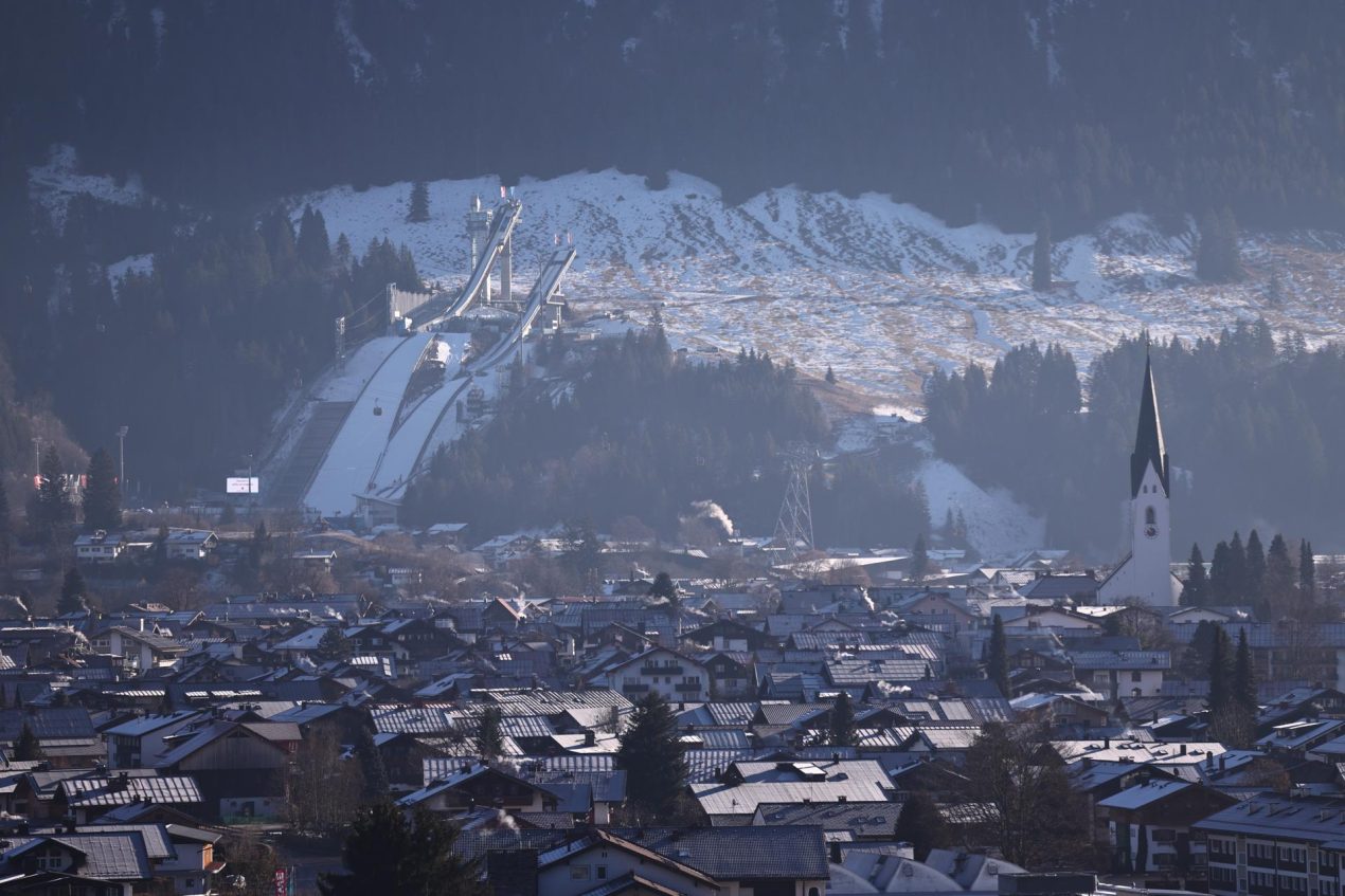 OBERSTDORF (Alemania), 28/12/2025.- Vista general de la localidad alemana de Oberstdorf, sede de la primera prueba del prestigioso torneo Cuatro Trampolines, cuya LXXIV edición arranca este lunes. EFE/EPA/ANNA SZILAGYI