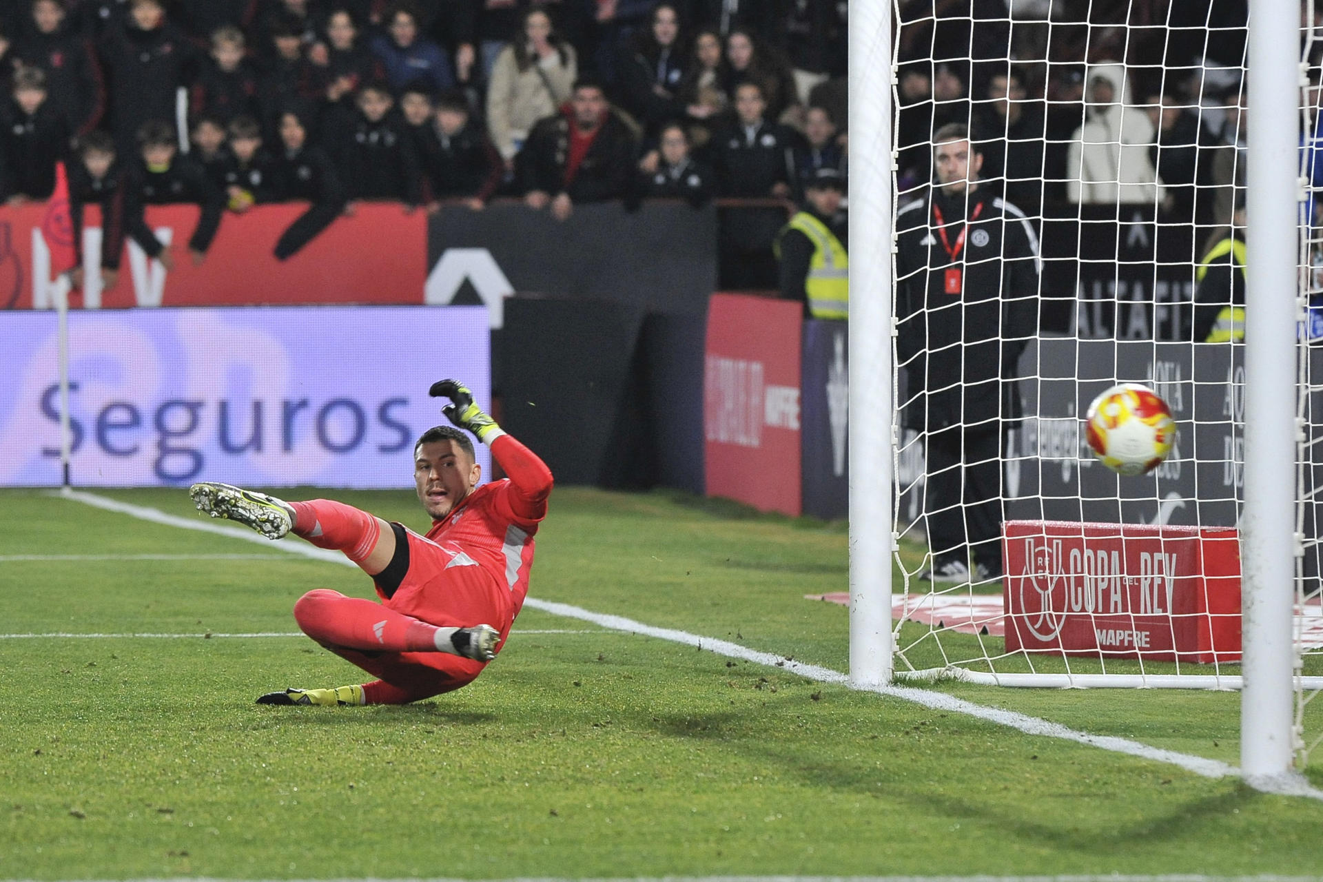 El guardameta del Albacete, Lizoain, en uno de los lanzamientos fallados por el Celta en la tanda de penaltis al que han llegado en el encuentro correspondiente a los dieciseisavos de final de la Copa del Rey que han disputado en el estadio Carlos Belmonte de Albacete. EFE / Manuel Podio.