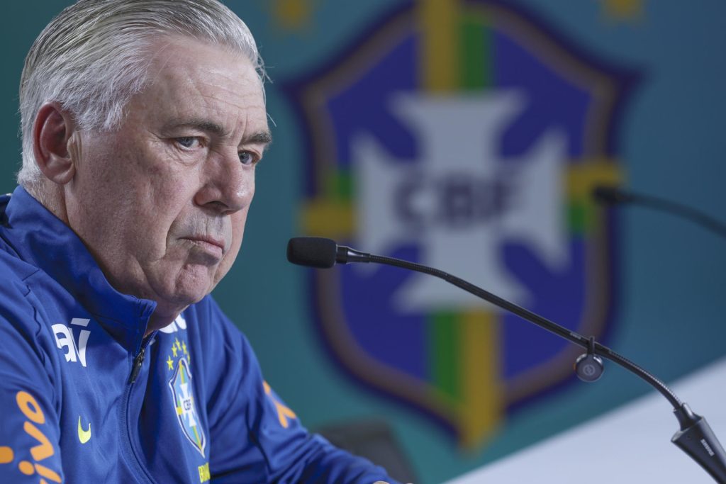 El entrenador italiano Carlo Andelotti tiene una labor compleja para enderezar el rumbo de la selección de Brasil a falta de 7 meses para el comienzo del Mundial de 2026.EFE/André Coelho
