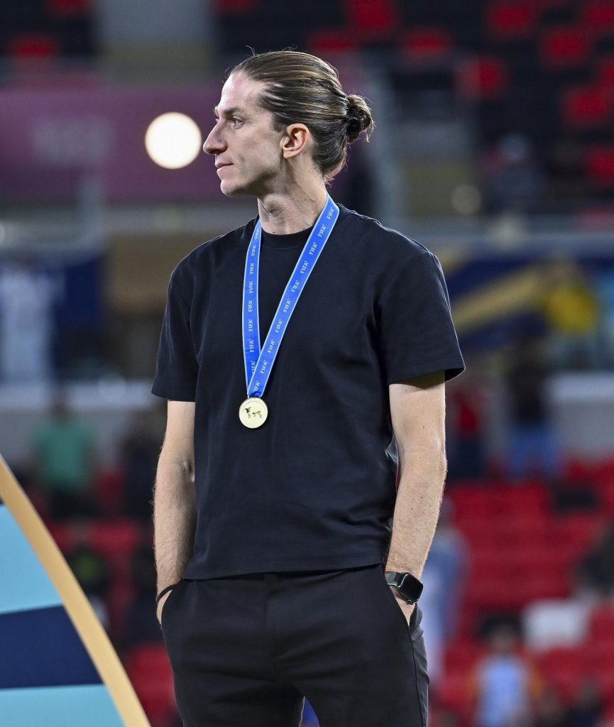 Fotografía tomada en Catar el 13 de diciembre pasado al entrenador de Flamengo, Filipe Luis, quien este lunes ha encabezado una votación promovida por el diario uruguayo El País junto a los argentinos Gustavo Costas y Gustavo Alfaro para proclamar el último día de 2025 al mejor entrenador de América. EFE/EPA/NOUSHAD THEKKAYIL