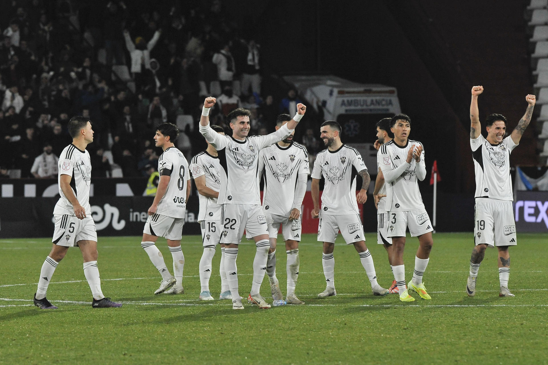 Los jugadores del Albacete celebran su pase a la siguiente fase tras derrotar en la tanda de penaltis al Celta de Vigo en el encuentro correspondiente a los dieciseisavos de final de la Copa del Rey que han disputado en el estadio Carlos Belmonte de Albacete. EFE / Manuel Podio.