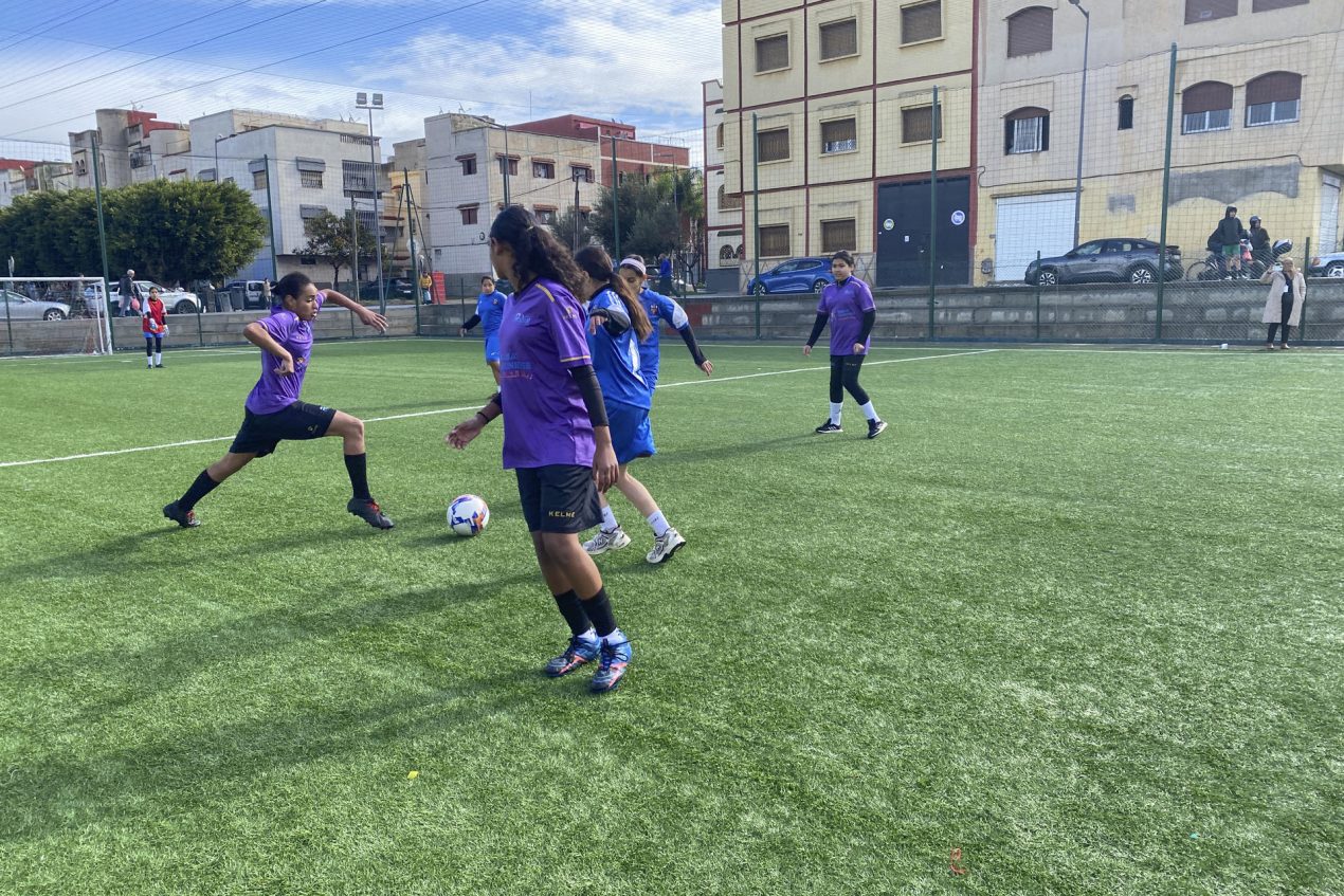 En los campos de barrio de Marruecos, cientos de niñas y niños se forman en asociaciones locales, convirtiendo estos espacios en auténticas canteras que alimentan clubes y la selección nacional, y explican el notable auge del fútbol marroquí en los últimos años. Marruecos llega por primera vez en 22 años la final de la Copa Africana de Naciones, que se disputará este domingo en Rabat, con la ilusión de repetir la hazaña de 1976. EFE/ Fatima Zohra Bouaziz