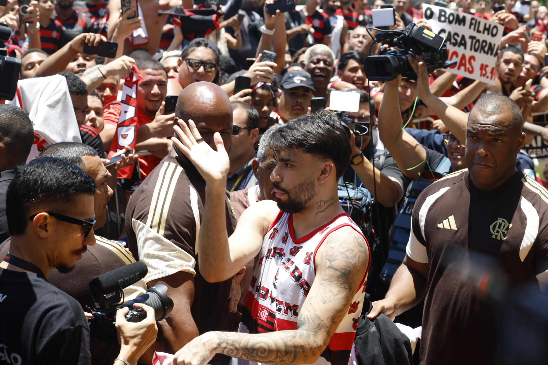 Lucas Paquetá (c) saluda a los aficionados de Flamengo a su llegada al Aeropuerto Internacional este jueves, en Río de Janeiro (Brasil). Paquetá es el fichaje más caro en la historia del fútbol brasileño. EFE/ Antonio Lacerda