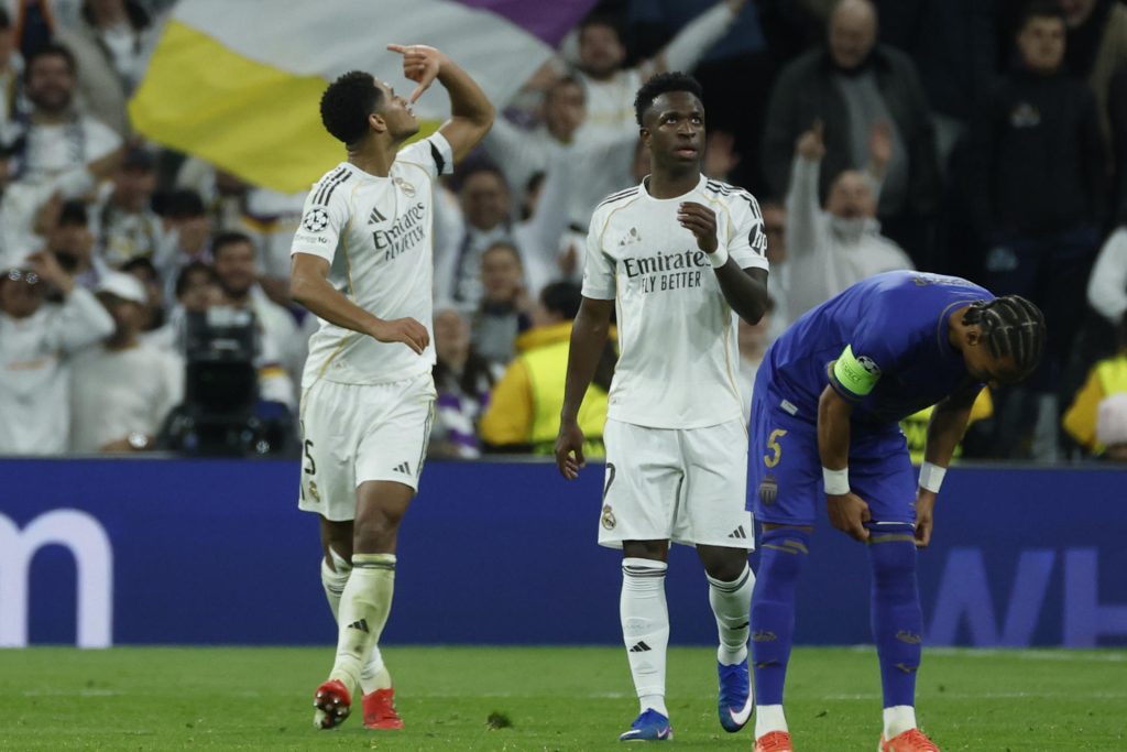 El centrocampista del Real Madrid Jude Bellingham (i) celebra su gol durante el encuentro primera ronda de Liga de Campeones entre el Real Madrid y AS Mónaco disputado en el estadio Santiago Bernabéu, en Madrid. EFE/ Juanjo Martín