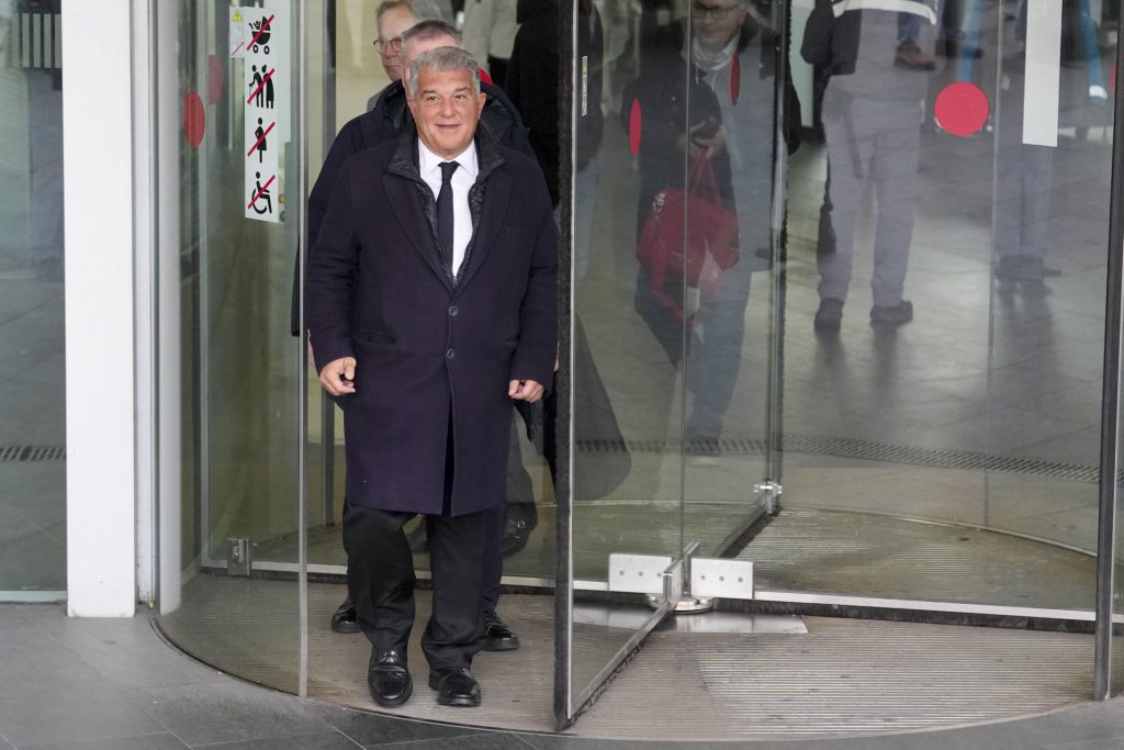 El presidente del FC Barcelona, Joan Laporta , a su salida de la Ciutat de la Justicia donde ha declarado con el vicepresidente Rafael Yuste como investigado por una presunta estafa de 91.500 euros a una mujer que invirtió en sus sociedades, en 2016.EFE/ Enric Fontcuberta
