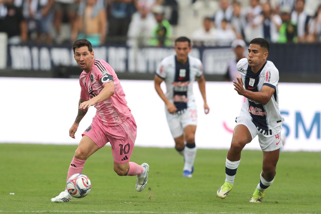 Gianfranco Chávez (d), de Alianza Lima, disputa el balón con Lionel Messi, de Inter Miami, durante un partido amistoso entre Alianza Lima e Inter Miami en el estadio Alejandro Villanueva en Lima (Perú). EFE/Paolo Aguilar
