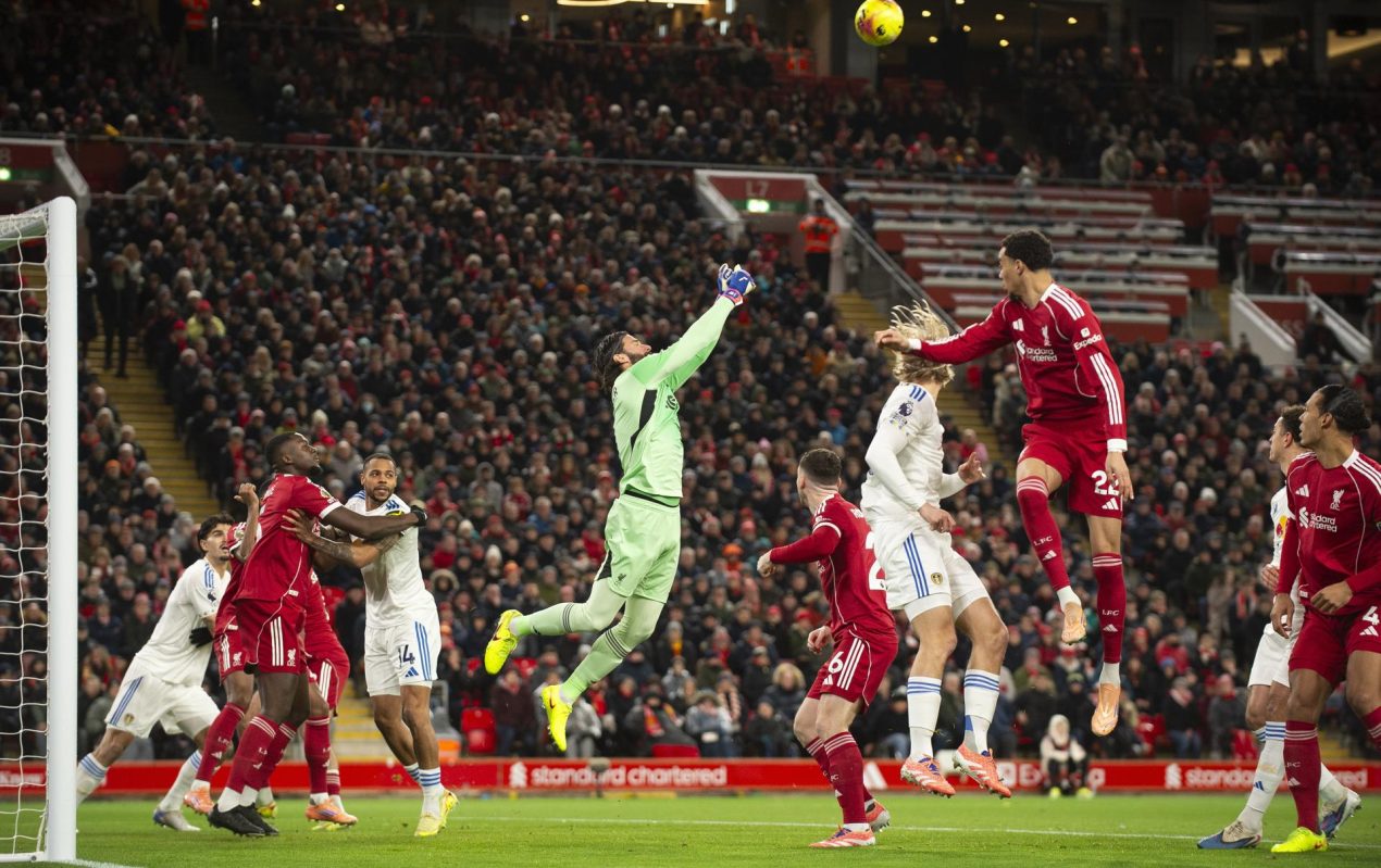 El portero del Liverpool Alisson Becker en acciòn durante el partido de la Premier entre su equipo y el Leeds. EFE/EPA/PETER POWELL 