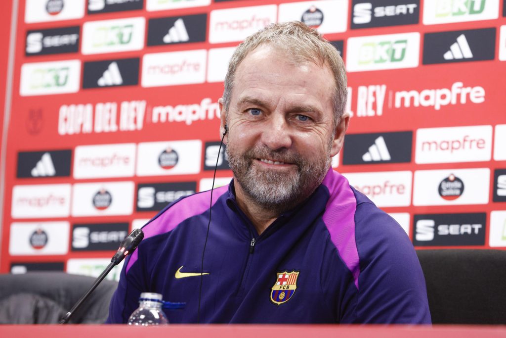 El entrenador del FC Barcelona Hansi Flick, durante rueda de prensa ofrecida tras el entrenamiento del primer equipo realizado hoy en la Ciudad Deportiva, previo al partido de octavos de final de la Copa del Rey contra el Racing de Santander. EFE/ Quique García

