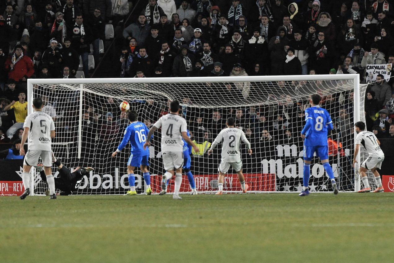El guardameta del Real Madrid Andriy Lunin encaja el segundo gol del Albacete durante el partido de octavos de final de la Copa del Rey que Albacete Balompié y Real Madrid disputaron en el estadio Carlos Belmonte. EFE/Manu 