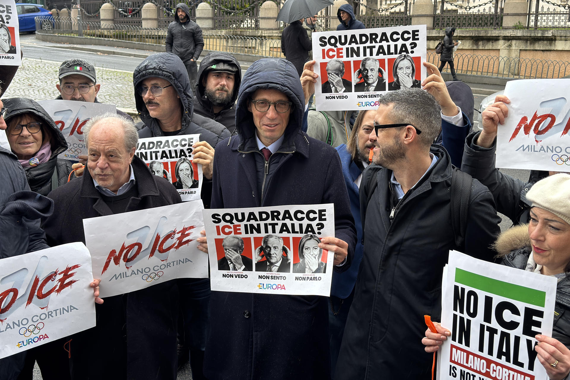 Un grupo de manifestantes protestó este jueves en Roma contra la participación del Servicio de Inmigración y Control de Aduanas de Estados Unidos (ICE) en los Juegos Olímpicos de Invierno de Milán-Cortina 2026 (norte), en la primera de una serie de movilizaciones previstas en Italia contra esta decisión. EFE/ Daniel Cáceres
