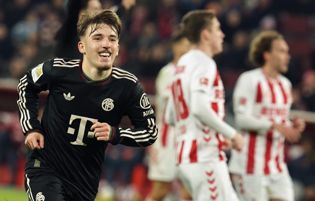 Lennart Karl, del Bayern Múnich, celebra el gol que supone el 1-3 contra el Colonia, en partido disputado este miércoles y correspondiente a la Bundesliga. EFE/FRIEDEMANN VOGEL
