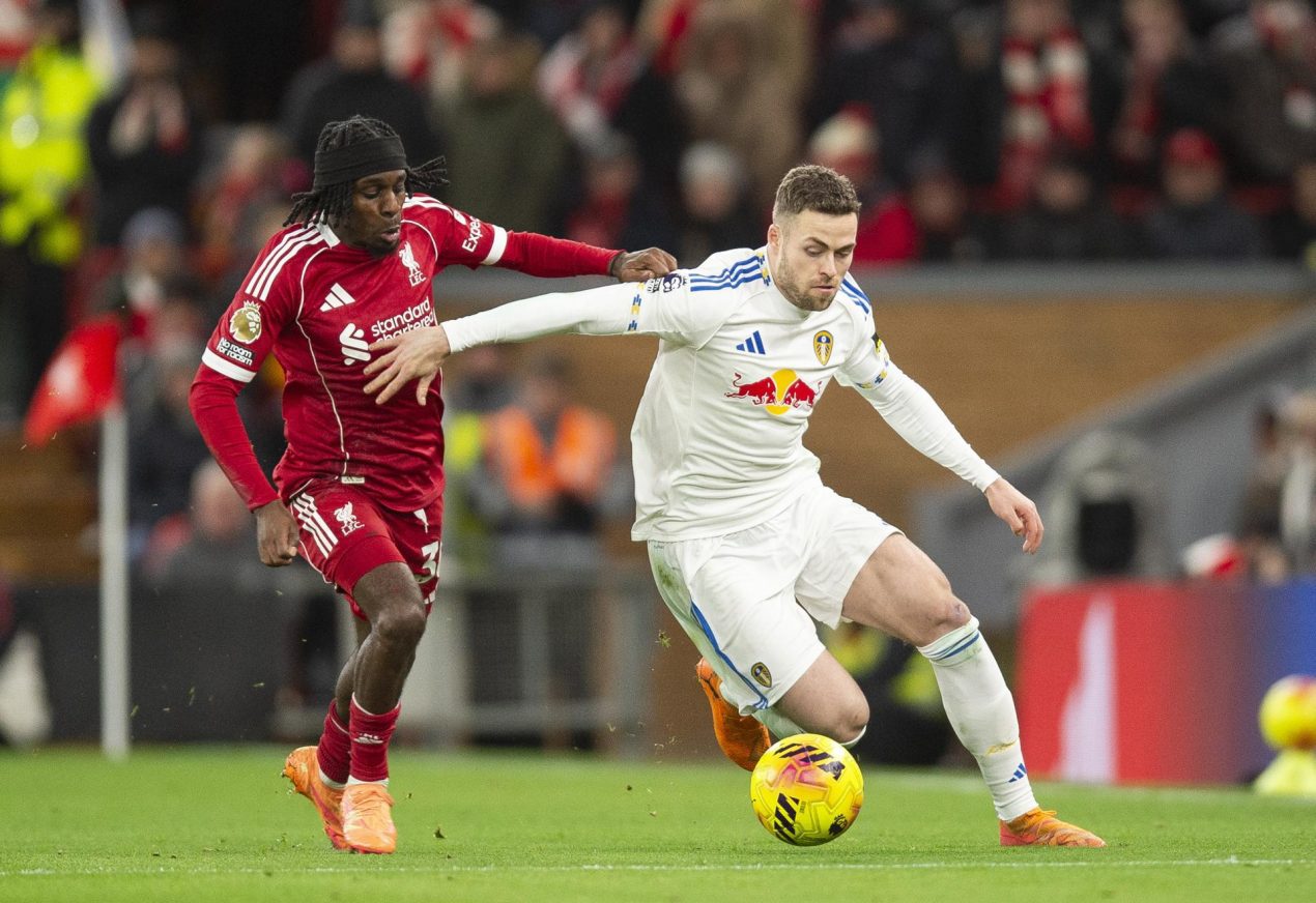 Jeremy Frimpong, del Liverpool (I), y Gabriel Gudmundsson, del Leeds, durante el partido de la Premier entre ambos equipos en Liverpool. EFE/EPA/PETER POWELL 