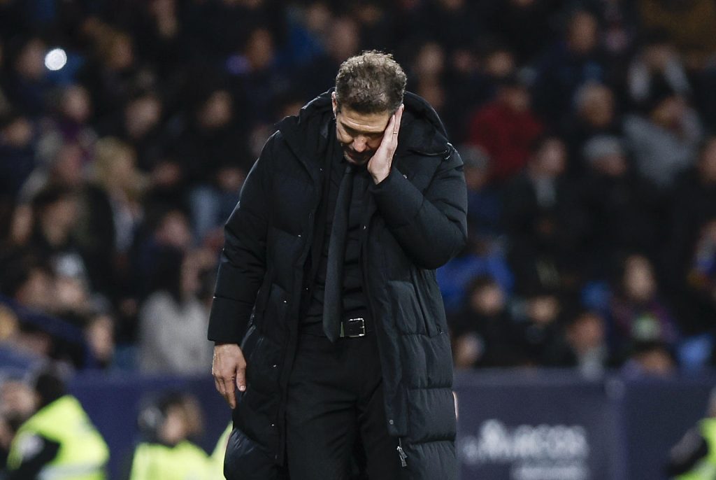 El entrenador del Atlético de Madrid, Diego 'Cholo' Simeone, al término del encuentro correspondiente a la jornada 22 de LaLiga EA Sports entre Levante UD y Atlético de Madrid celebrado en el Estadio Ciutat de València. EFE/ Biel Aliño
