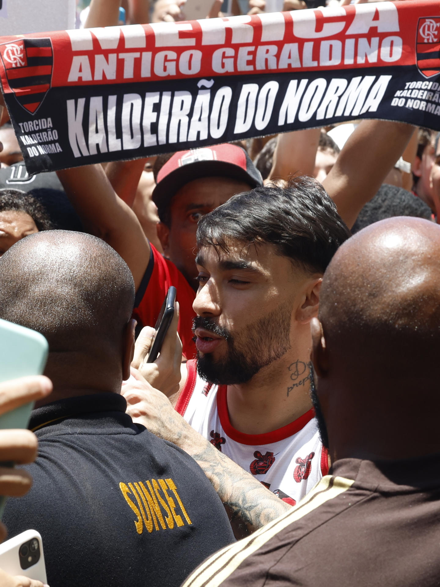 Aficionados de Flamengo reciben a Lucas Paquetá (c) este jueves, en el Aeropuerto Internacional de Río de Janeiro (Brasil). EFE/ Antonio Lacerda