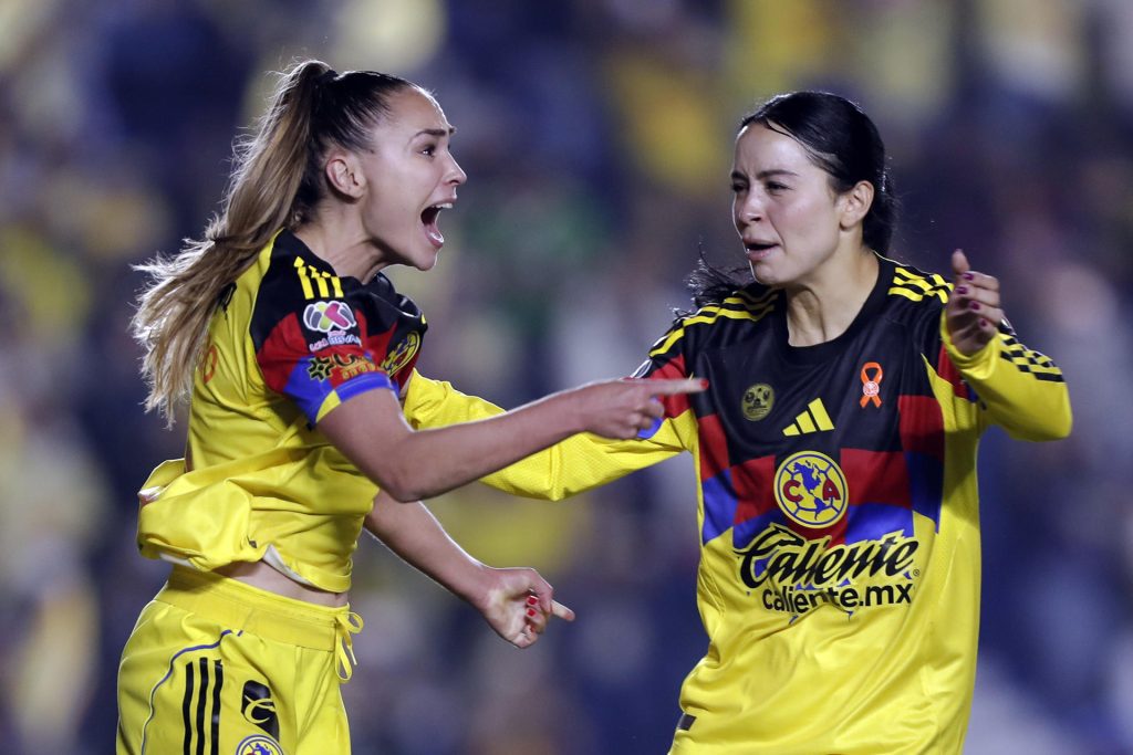 Irene Guerrero (i) y Scarlett Camberos de América celebran un gol. Imagen de archivo. EFE/ Isaac Esquivel