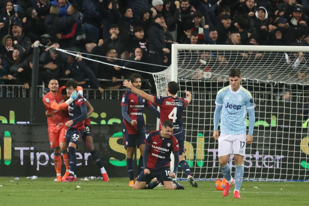 Los jugadores del Cagliari celebra el gol de la victoria durante el partido de la Serie A que han jugado Cagliari Calcio y Juventus FC en Cagliari, Italia. EFE/EPA/FABIO MURRU
