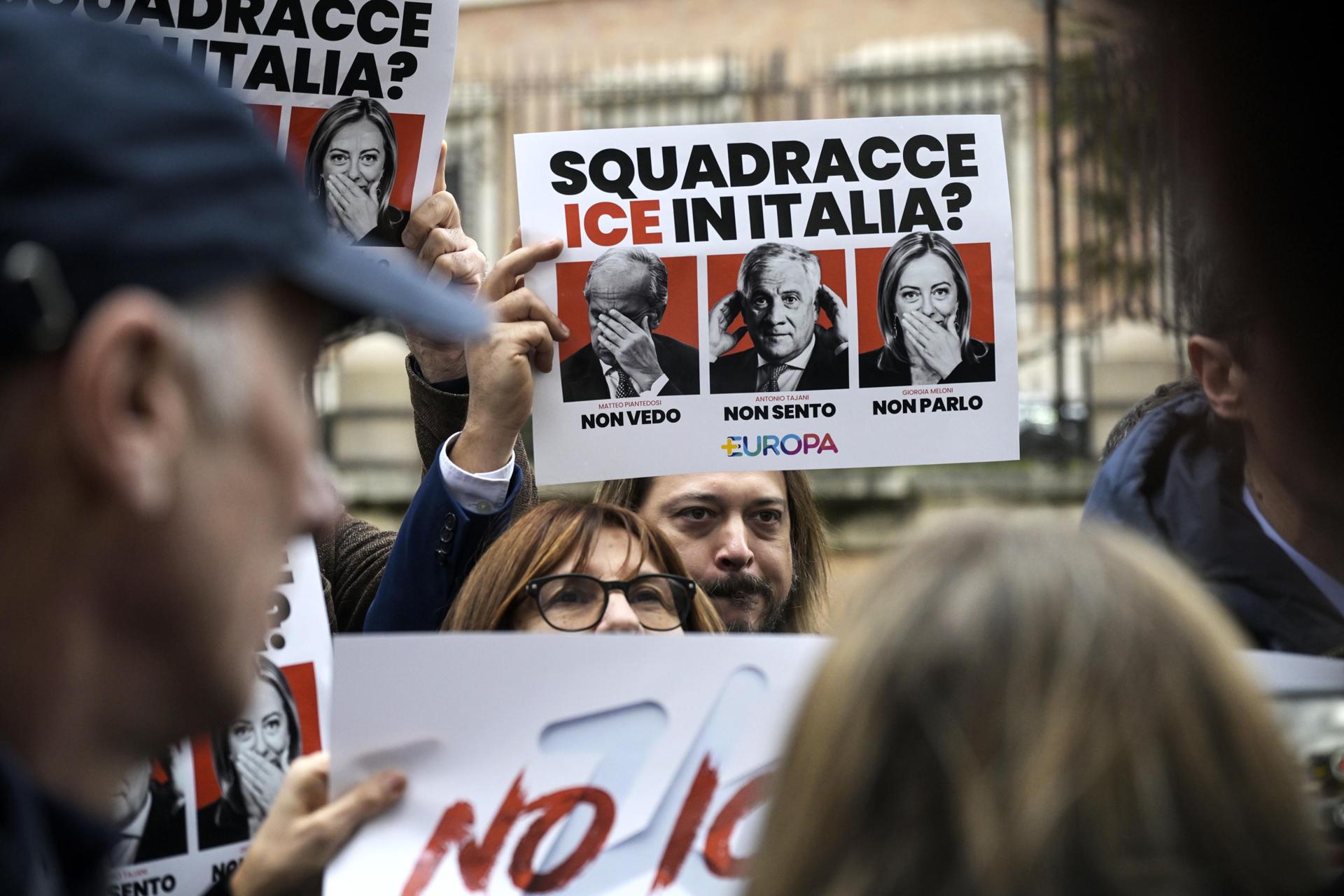 Manifestantes con carteles se reúnen para un flash mob frente a la Embajada de EE.UU. en contra de la presencia de la unidad de Investigaciones de Seguridad Nacional de ICE en los Juegos Olímpicos de Invierno Milano Cortina 2026, en Roma, Italia, 29 de enero de 2026. El cartel dice (de izquierda a derecha) 'No veo, no oigo, no hablo.' (Protestas, Italia, Roma) EFE/EPA/RICCARDO ANTIMIANI