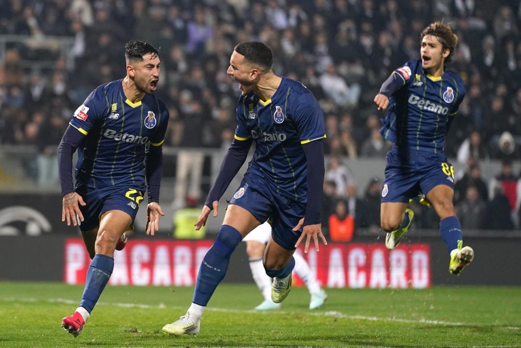 El jugador del FC Porto Alan Varela (I) celebra el 0-1 durante el partido de la Liga Portuguesa que han jugado Vitoria de Guimaraes y FC Porto en Guimaraes, Portugal. EFE/EPA/HUGO DELGADO