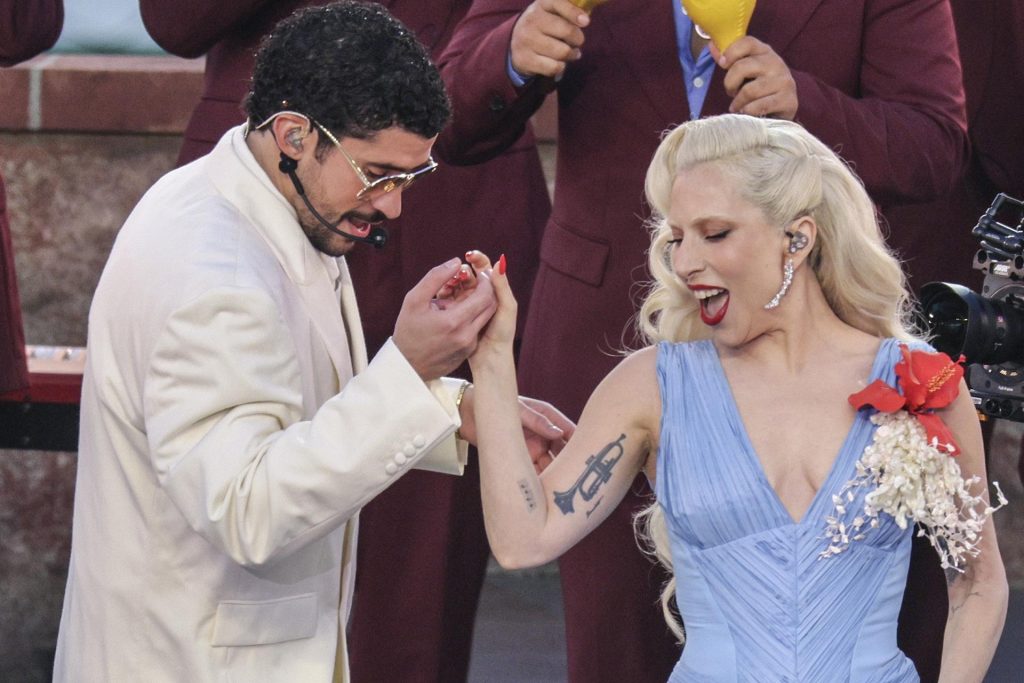 Bad Bunny y Lady Gaga se presentan durante el espectáculo de medio tiempo del Super Bowl LX de Apple Music en el Levi's Stadium de Santa Clara, California. EFE/ Chris Torres
