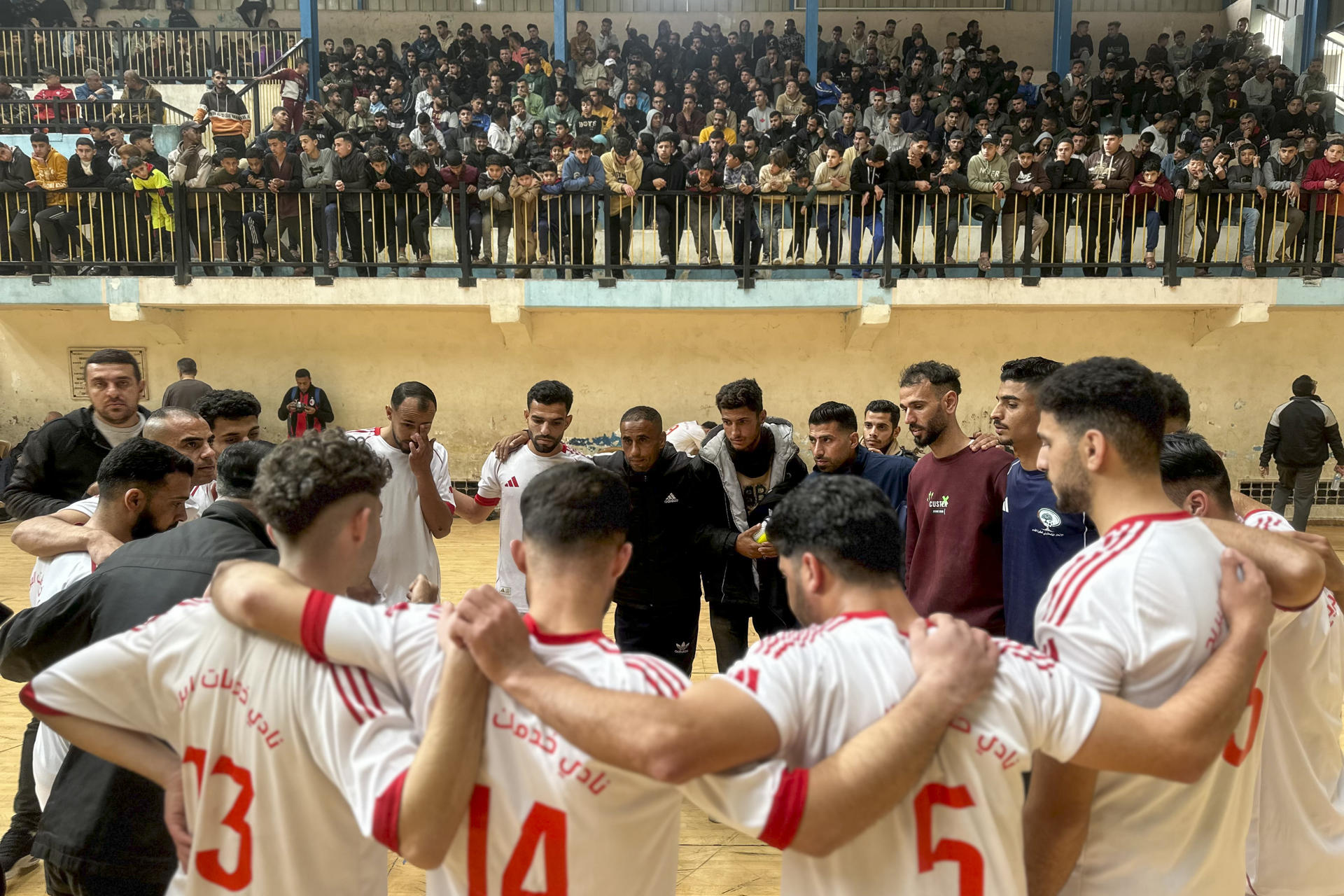 En la ciudad de Nuseirat, en el centro de la Franja de Gaza, tras más de dos años sin campeonatos de fútbol por la ofensiva de Israel, el balón volvió a correr por uno de los pequeños estadios que sobrevivió a los bombardeos israelíes y que ahora acoge los partidos de un nuevo campeonato. Con todos los campos de fútbol 7 y 11 que había en Gaza destruidos ahora por los ataques del Ejército, este campeonato organizado por la Federación Palestina de Fútbol (PFA en inglés) solo se puede desarrollar en pistas de fútbol 5 y pabellones de futsal como el de Al Nusirate que no han resultado dañados por la ofensiva.-EFE/ Ahmad Awad