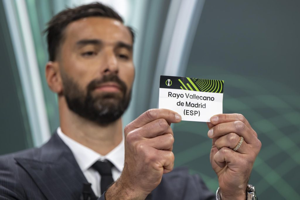 Rui Patricio muestra el cartel del Rayo Vallecano durante el sorteo del la Liga Conferencia este viernes en Nyon. EFE/EPA/MARTIAL TREZZINI