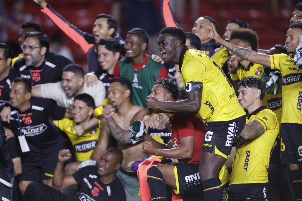 Jugadores de Barcelona celebran al ganar en una serie de penales el partido de vuelta de la segunda fase de clasificación de la Copa Libertadores entre Argentinos Juniors y Barcelona SC en el estadio Diego Armando Maradona en Buenos Aires (Argentina). EFE/Juan Ignacio Roncoroni
