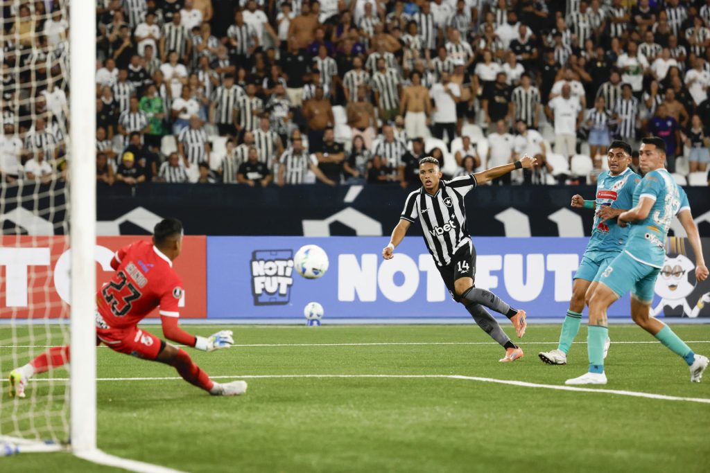 Jordan Barrera (c), de Botafogo, lanza un balón en el partido de vuelta de la segunda fase de clasificación de la Copa Libertadores entre Botafogo y Nacional Potosí en el estadio Olímpico Nilton Santos en Río de Janeiro (Brasil). EFE/Antonio Lacerda
