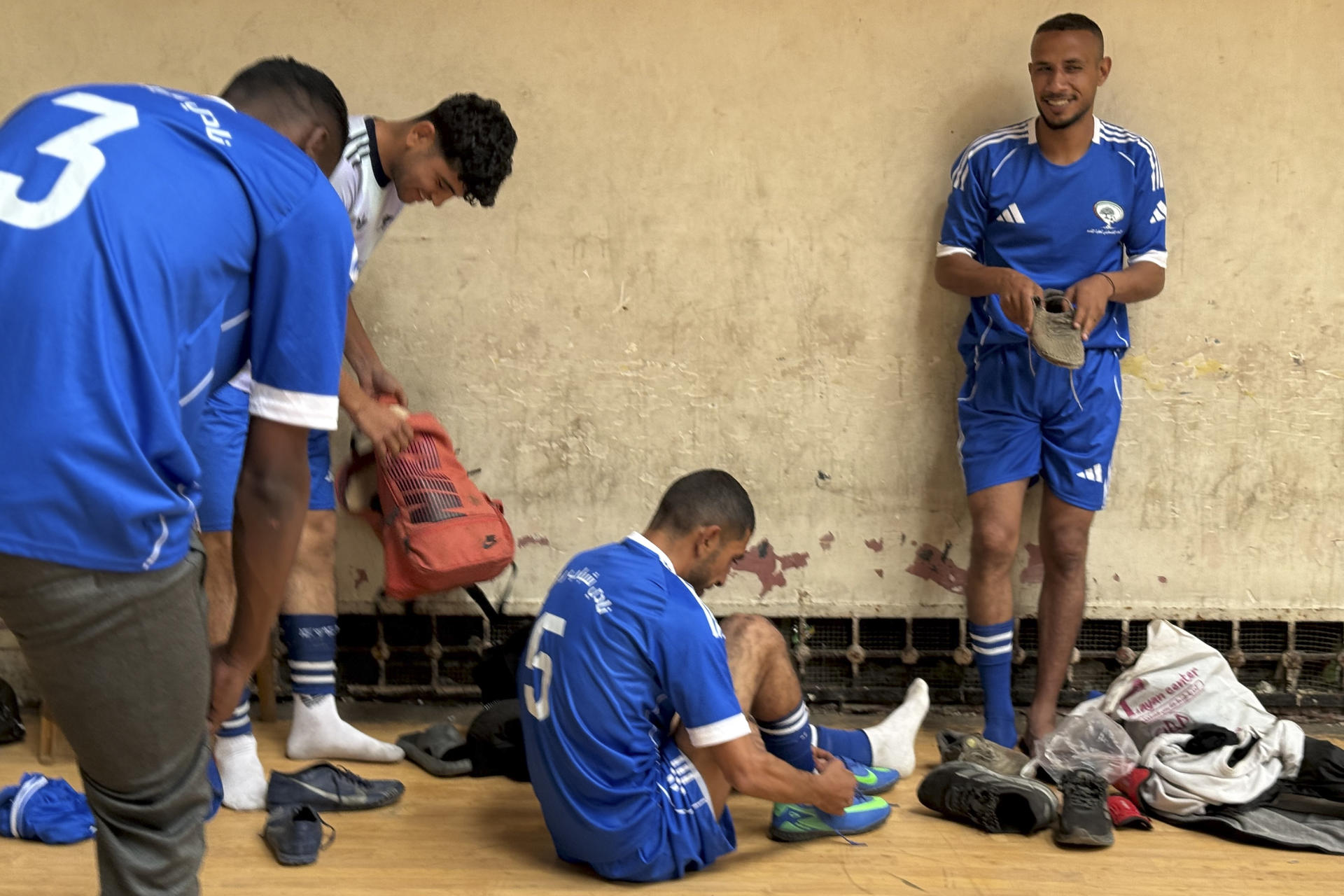 En la ciudad de Nuseirat, en el centro de la Franja de Gaza, tras más de dos años sin campeonatos de fútbol por la ofensiva de Israel, el balón volvió a correr por uno de los pequeños estadios que sobrevivió a los bombardeos israelíes y que ahora acoge los partidos de un nuevo campeonato. Con todos los campos de fútbol 7 y 11 que había en Gaza destruidos ahora por los ataques del Ejército, este campeonato organizado por la Federación Palestina de Fútbol (PFA en inglés) solo se puede desarrollar en pistas de fútbol 5 y pabellones de futsal como el de Al Nusirate que no han resultado dañados por la ofensiva.-EFE/ Ahmad Awad