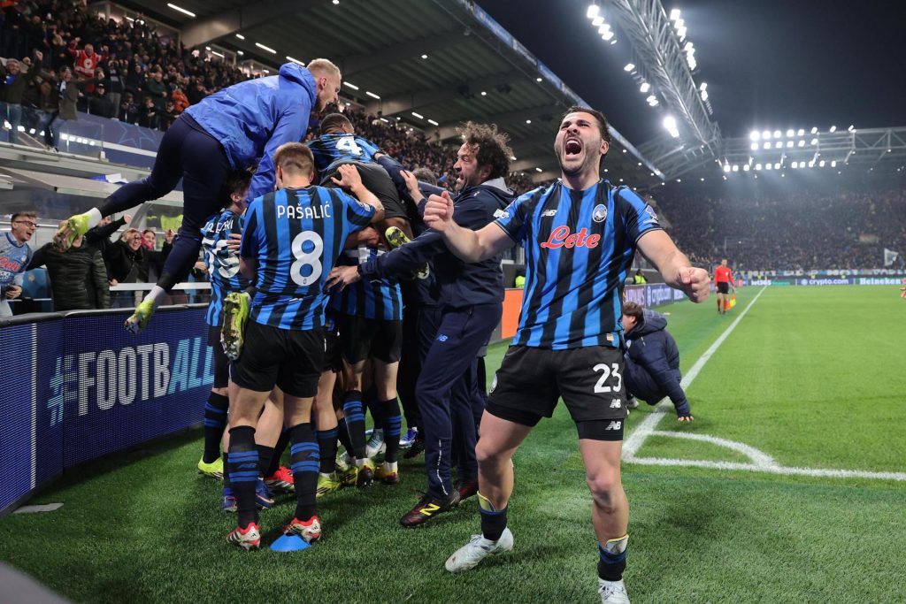 Los jugadores del Atalanta celebran el 4-1 durante el partido de la fase de acceso a octavos de la ing the UEFA Champions League que han jugado Atalanta BC y Borussia Dortmund en el Bergamo Stadium en Bérgamo, Italia. EFE/EPA/MICHELE MARAVIGLIA