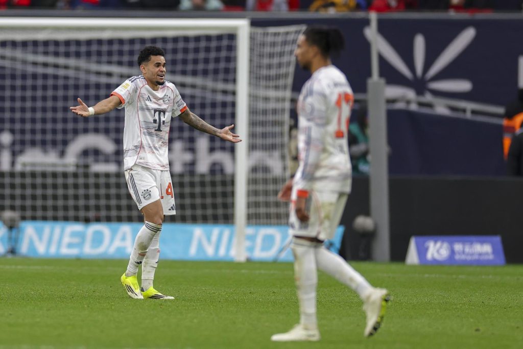 El extremo colombiano del Bayern Múnich Luis Diaz durante el partido de la Bundesliga que han jugado Bayer Leverkusen y Bayern Munich en Leverkusen, Alemania. EFE/EPA/CHRISTOPHER NEUNDORF

