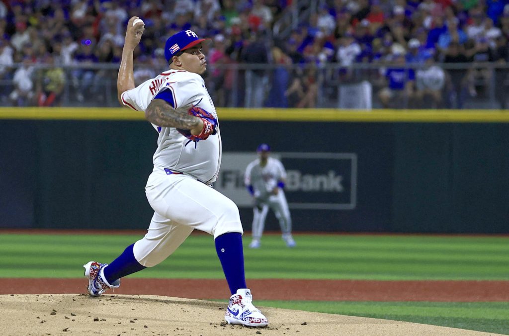 Eduardo Rivera, de Puerto Rico, lanza la bola en un partido del Clásico Mundial de Béisbol entre Puerto Rico y Panamá en el estadio Hiram Bithorn en San Juan (Puerto Rico). EFE/Thais Llorca