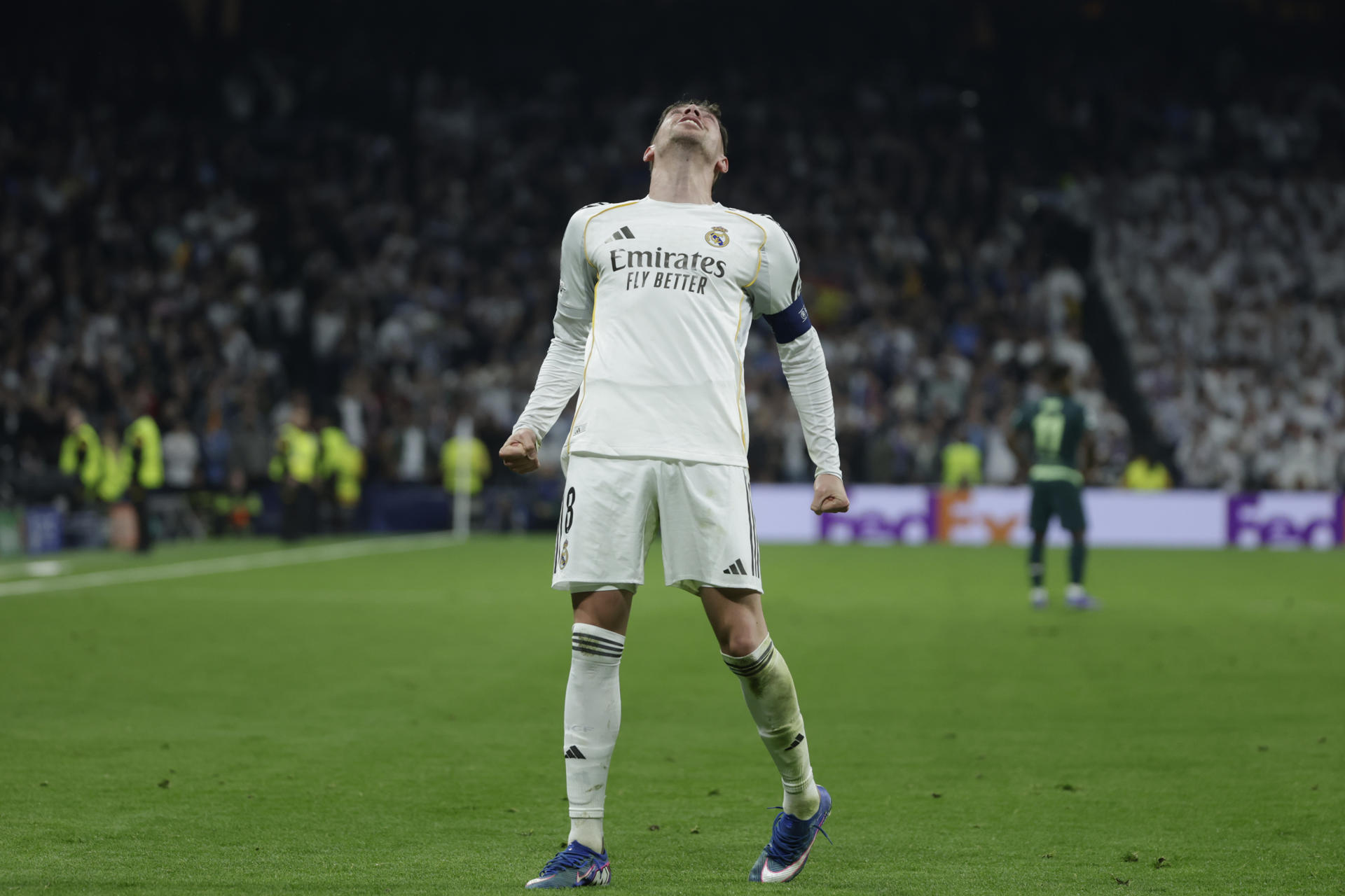 El centrocampista uruguayo del Real Madrid Fede Valverde celebra su gol, el primero del equipo blanco, en el encuentro correspondiente a la ida de los octavos de final de la Liga de Campeones que Real Madrid y Manchester City disputaron en el estadio Santiago Bernabéu, en Madrid. EFE/Juanjo Martín