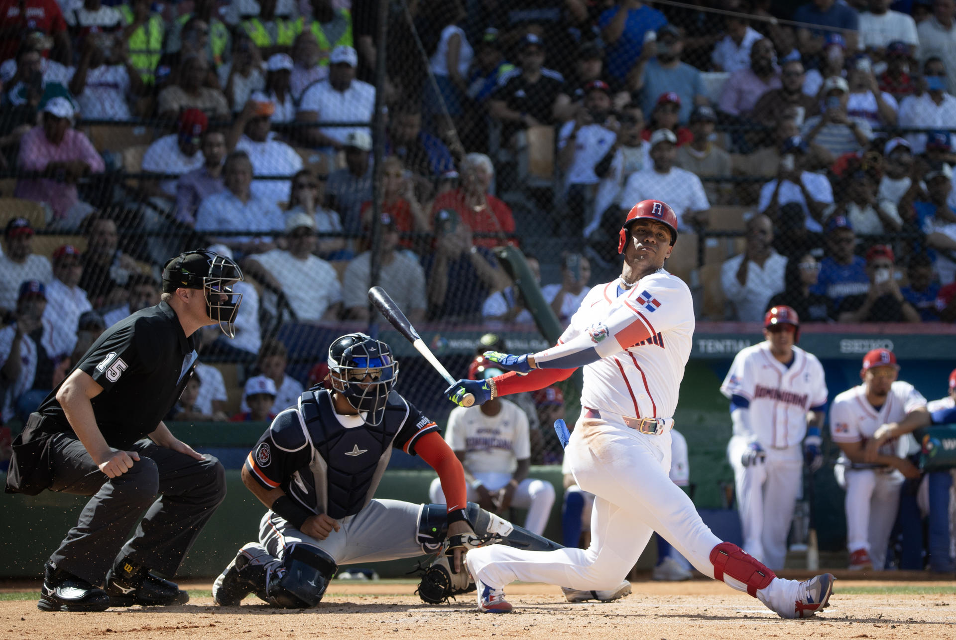Juan Soto, de República Dominicana, batea durante un partido de exhibición entre la selección de República Dominicana y los Tigres de Detroit en el Estadio Quisqueya Juan Marichal, en Santo Domingo (República Dominicana). EFE/Orlado Barría