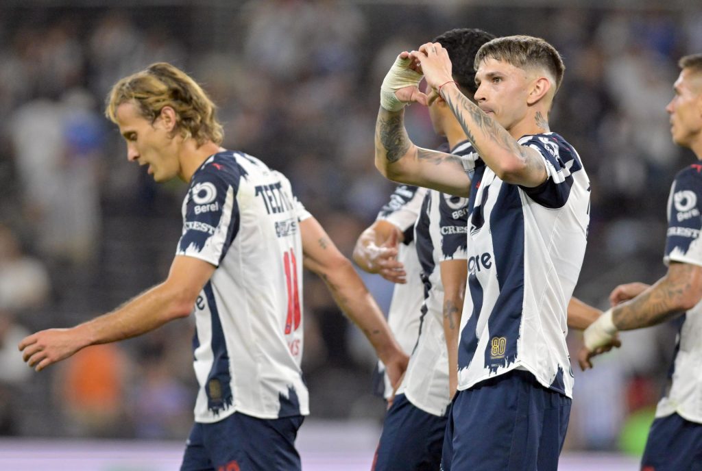 Luca Orellano (d) de Monterrey celebra un gol con sus compañeros este miércoles, durante un partido de la Liga MX entre monterrey y Queretaro en el estadio BBVA en Guadalupe (México). EFE/Miguel Sierra
