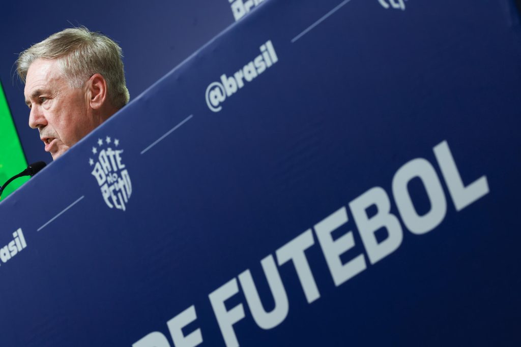 El seleccionador de Brasil, Carlo Ancelotti, admitió hoy en Río de Janeiro que no cuenta con muchas alternativas en la mitad de la cacha y las bandas. EFE/ Antonio Lacerda
