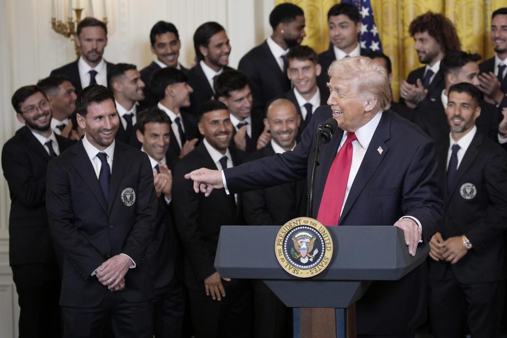 Donald Trump, presidente de EE.UU., habla con Lionel Messi y otros integrantes del Inter Miami en la Casa Blanca, en donde los recibió para celebrar el título de 2025 en la MLS. EFE/EPA/YURI GRIPAS/POOL
