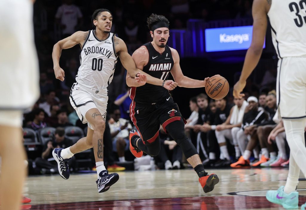 El escolta de Miami Heat Jaime Jáquez Jr. (d) en acción contra el ala-pívot de Brooklyn Nets Josh Minott durante el partido de baloncesto de la NBA entre Miami Heat y Brooklyn Nets en el Kaseya Center en Miami, Florida (EE.UU.). EFE/CRISTOBAL HERRERA-ULASHKEVICH SHUTTERSTOCK OUT
