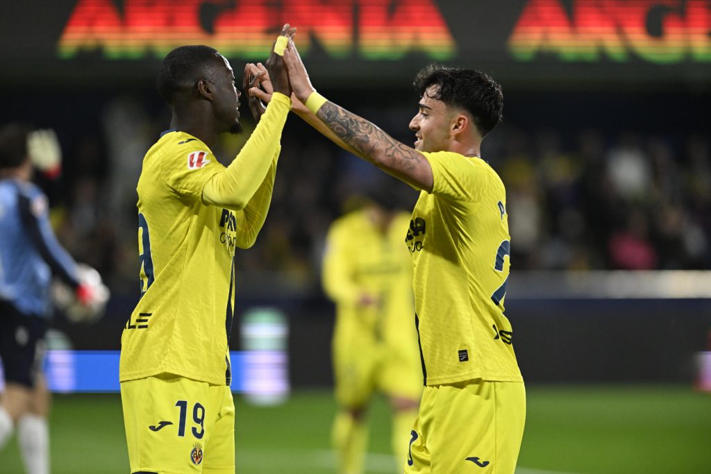 El delantero del Villarreal Nicolas Pepe celebra con Alberto Moleiro (d) tras marcar el tercer gol ante la Real.EFE/Andreu Dalmau