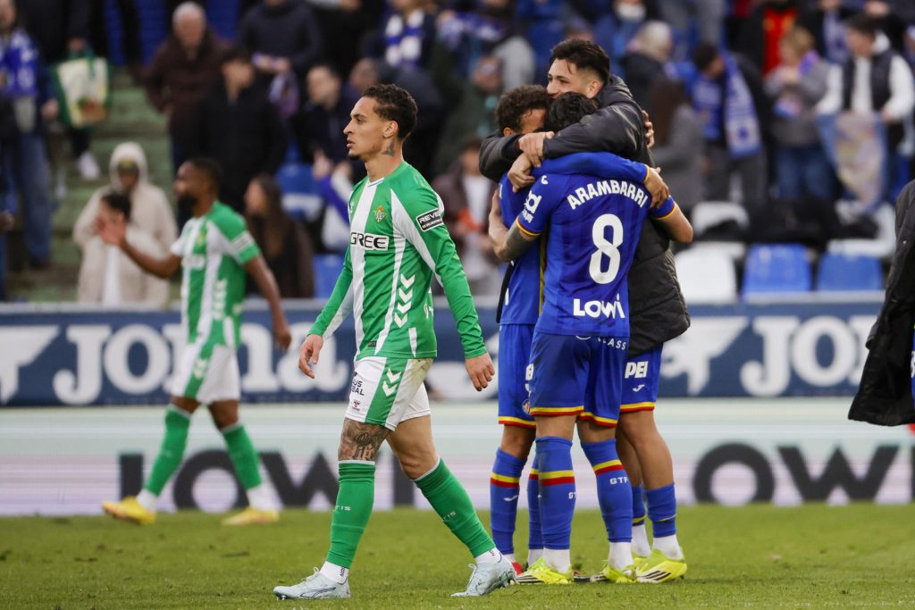 Los jugadores del Getafe celebran la victoria al final del partido de LaLiga entre el Getafe y el Betis, este domingo en el Coliseo. EFE/Zipi