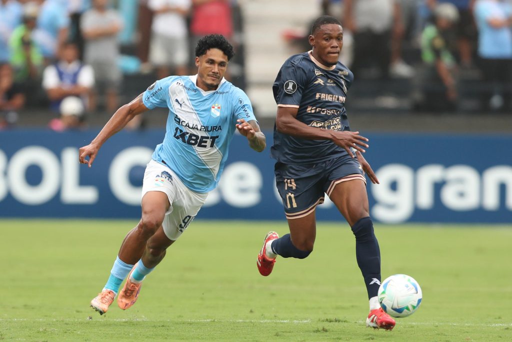 Cristiano da Silva (i), de Sporting Cristal, disputa el balón con Joshua Berríos, de Carabobo, en un partido de Libertadores entre Sporting Cristal y Carabobo en el estadio Alejandro Villanueva, en Lima (Perú). EFE/Paolo Aguilar
