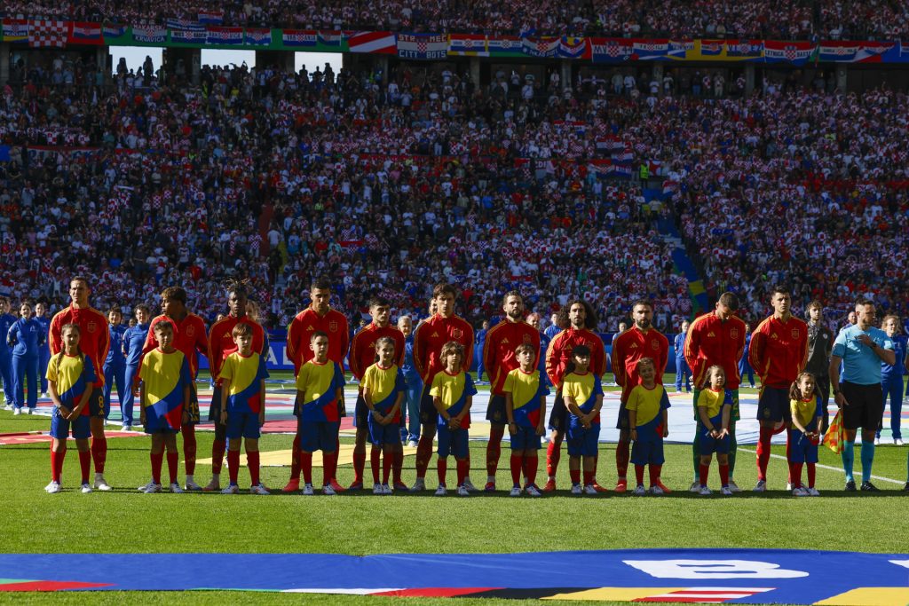 Los jugadores de España escuchan el himno antes de un partido de la Eurocopa 2024 en foto de archivo de J.J.Guillén. EFE
