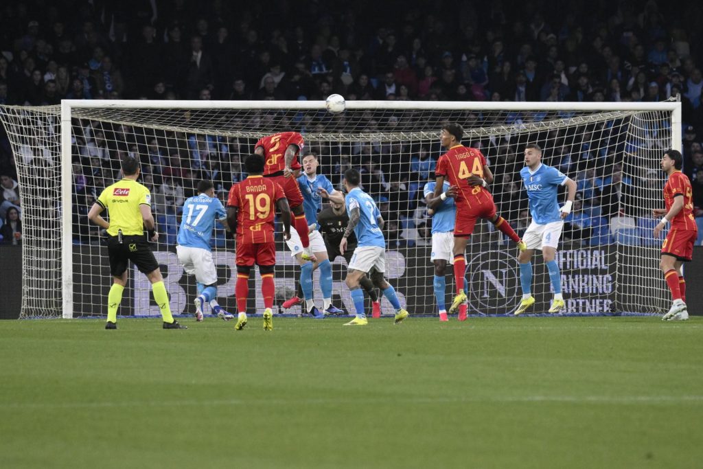 El jugador del Lecce Jamil Siebert (C) logra el 1-0 durante el partido de la Serie A que han jugado SSC Napoli y US Lecce en el Diego Armando Maradona Stadium de Nápoles, Italia. EFE/EPA/CIRO FUSCO
