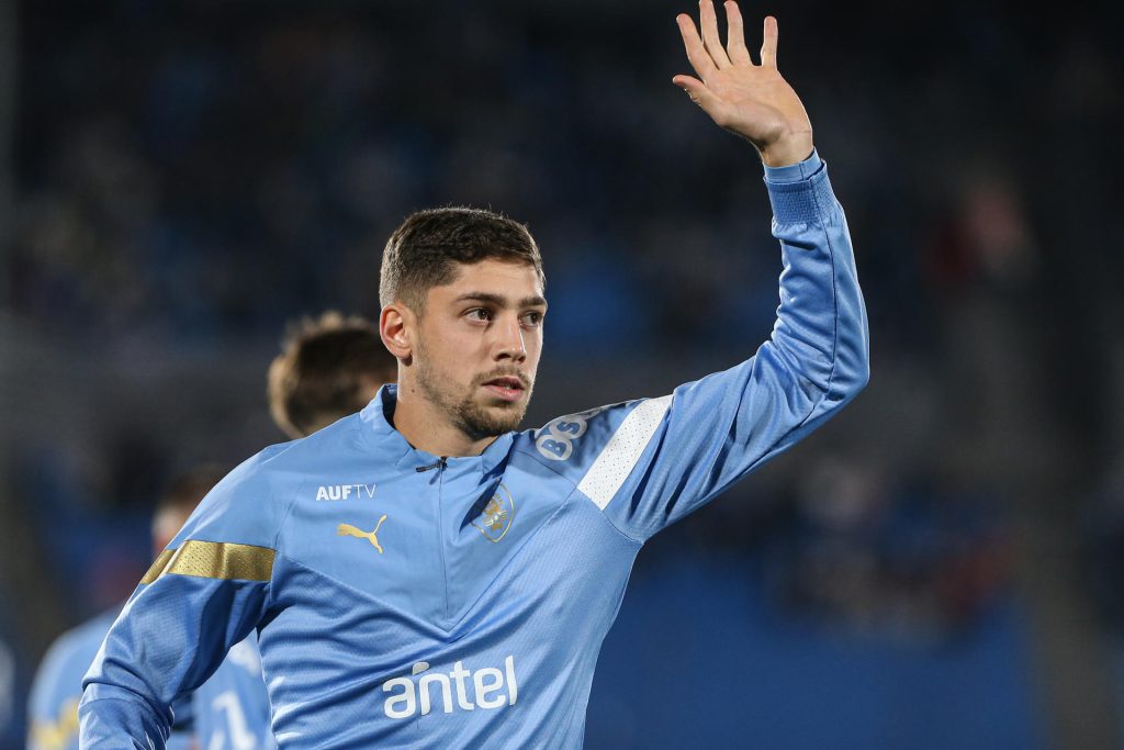 Fotografía de archivo del 8 de septiembre de 2023 en la que se observa a Federico Valverde al calentar antes de un partido de las Eliminatorias Sudamericanas para la Copa Mundial de Fútbol 2026 entre Uruguay y Chile, en el estadio Centenario en Montevideo (Uruguay). EFE/Gastón Britos
