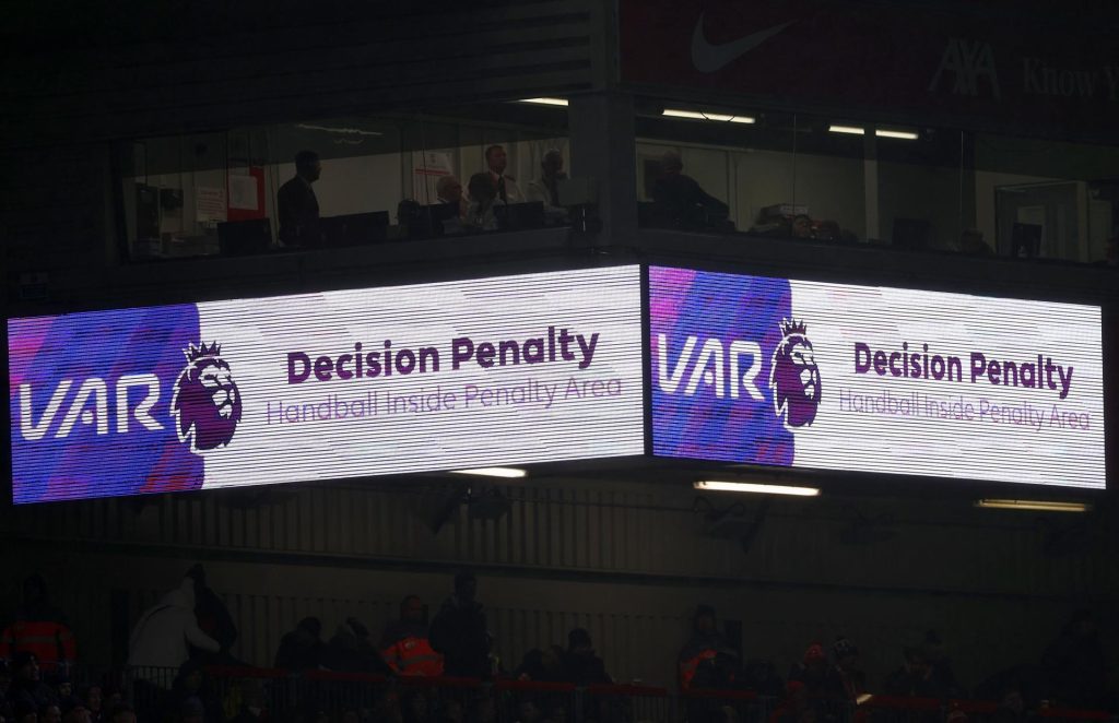 La federación inglesa (FA, por sus siglas en inglés) valora la introducción a modo de prueba de un VAR parecido al de la NFL, por el cual cada equipo podrá retar un número determinado de ocasiones la decisión del colegiado. EFE/EPA/ADAM VAUGHAN/Archivo