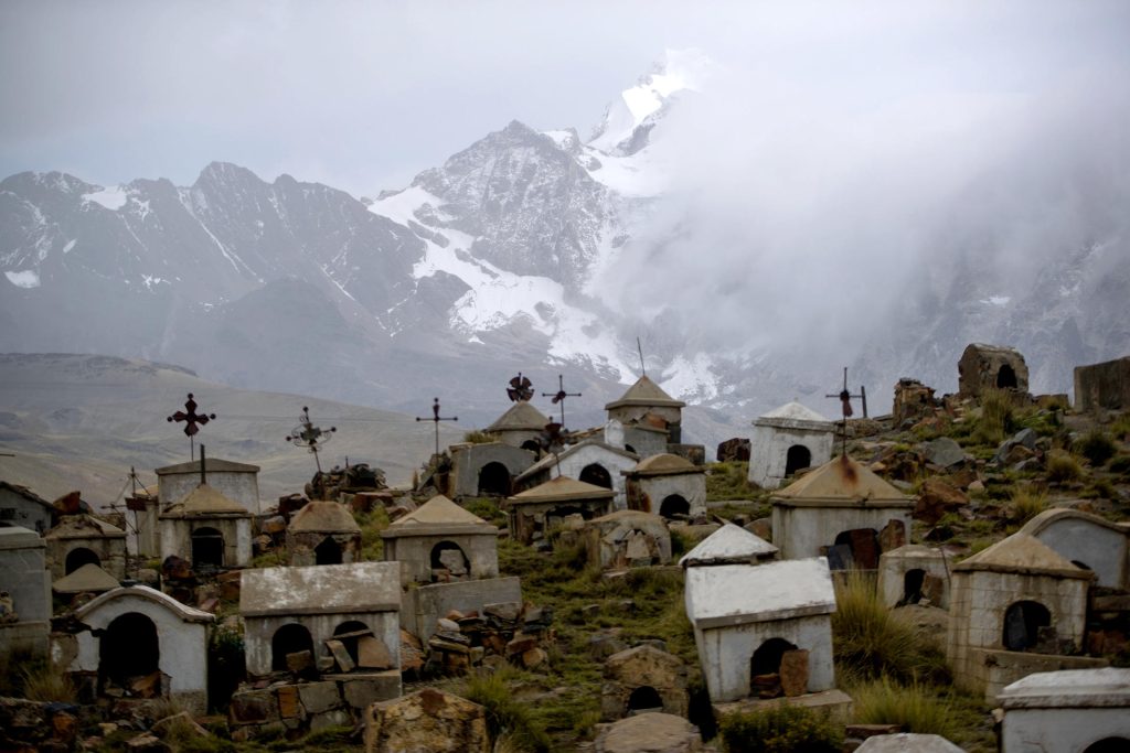 Fotografía del cementerio de Milluni ubicado a casi 4.500 metros sobre el nivel del mar el 1 de marzo de 2026 en El Alto (Bolivia). EFE/Esteban Biba
