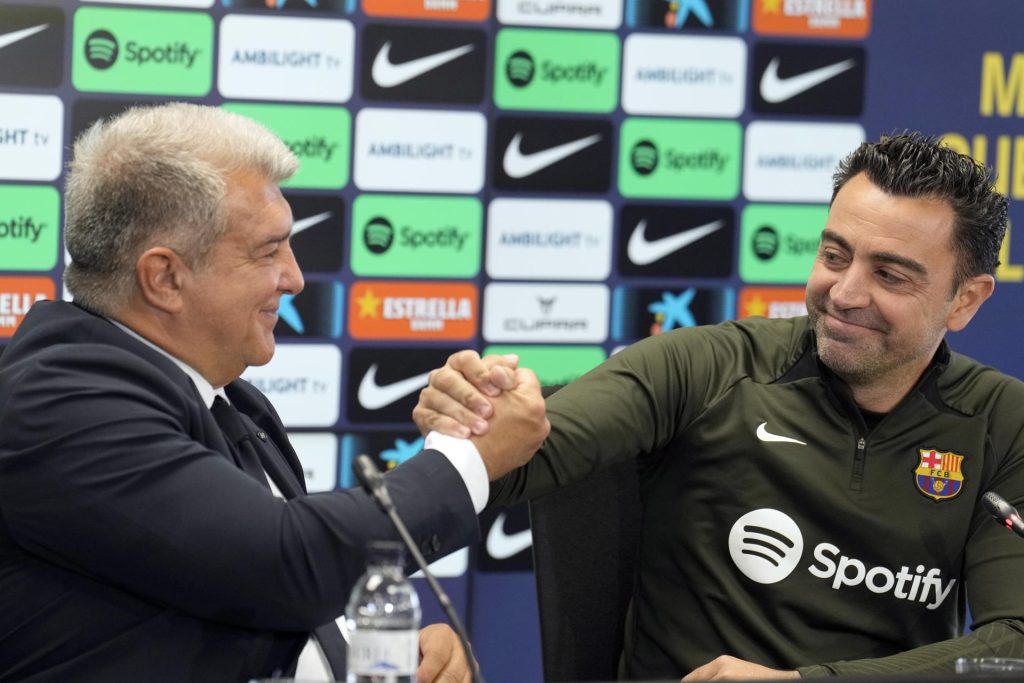 Joan Laporta y Xavi Hernández (d), entonces presidente y entrenador del FC Barcelona, durante la comparecencia conjunta que ofrecieron el 25 de mayo de 2024 para oficializar la continuidad del técnico hasta junio de 2025. EFE/Alejandro García
